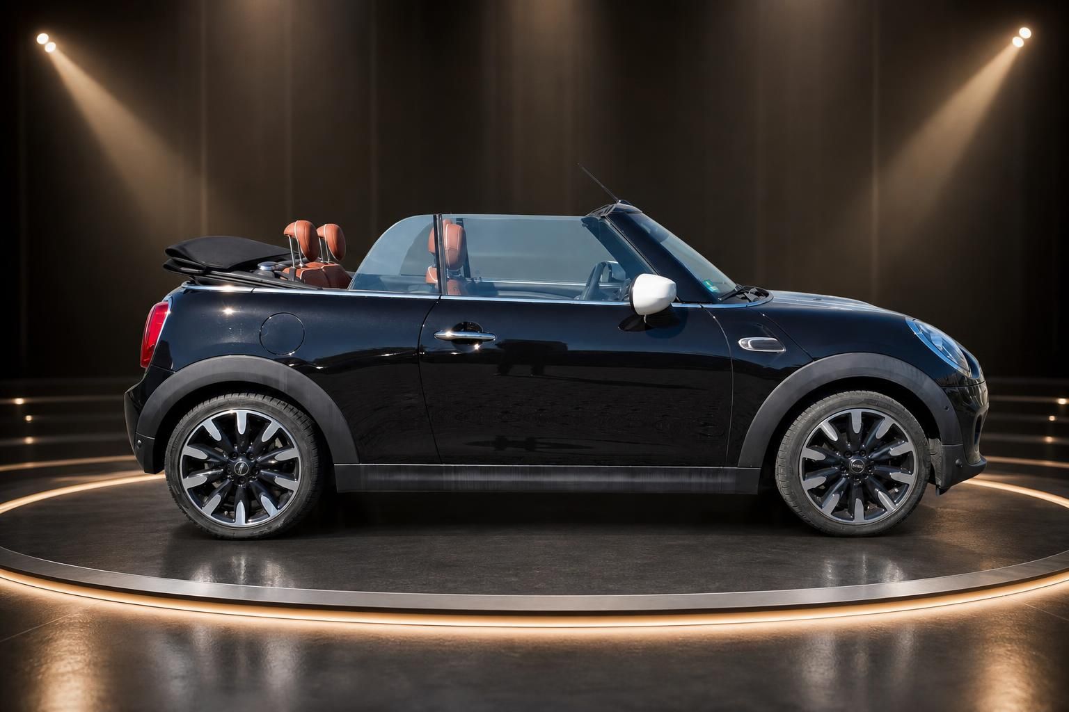 MINI Cabrio schwarz Seitenansicht offenes Verdeck orange Sitze weisse Aussenspiegel Showroom