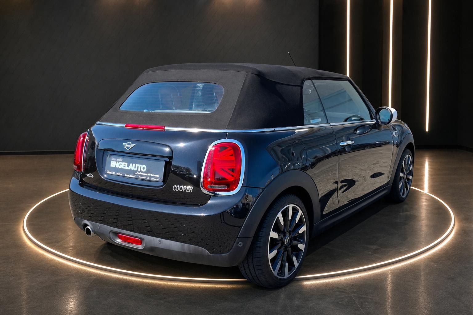 MINI Cooper Cabrio in Midnight Black - Heckansicht mit geschlossenem Verdeck
