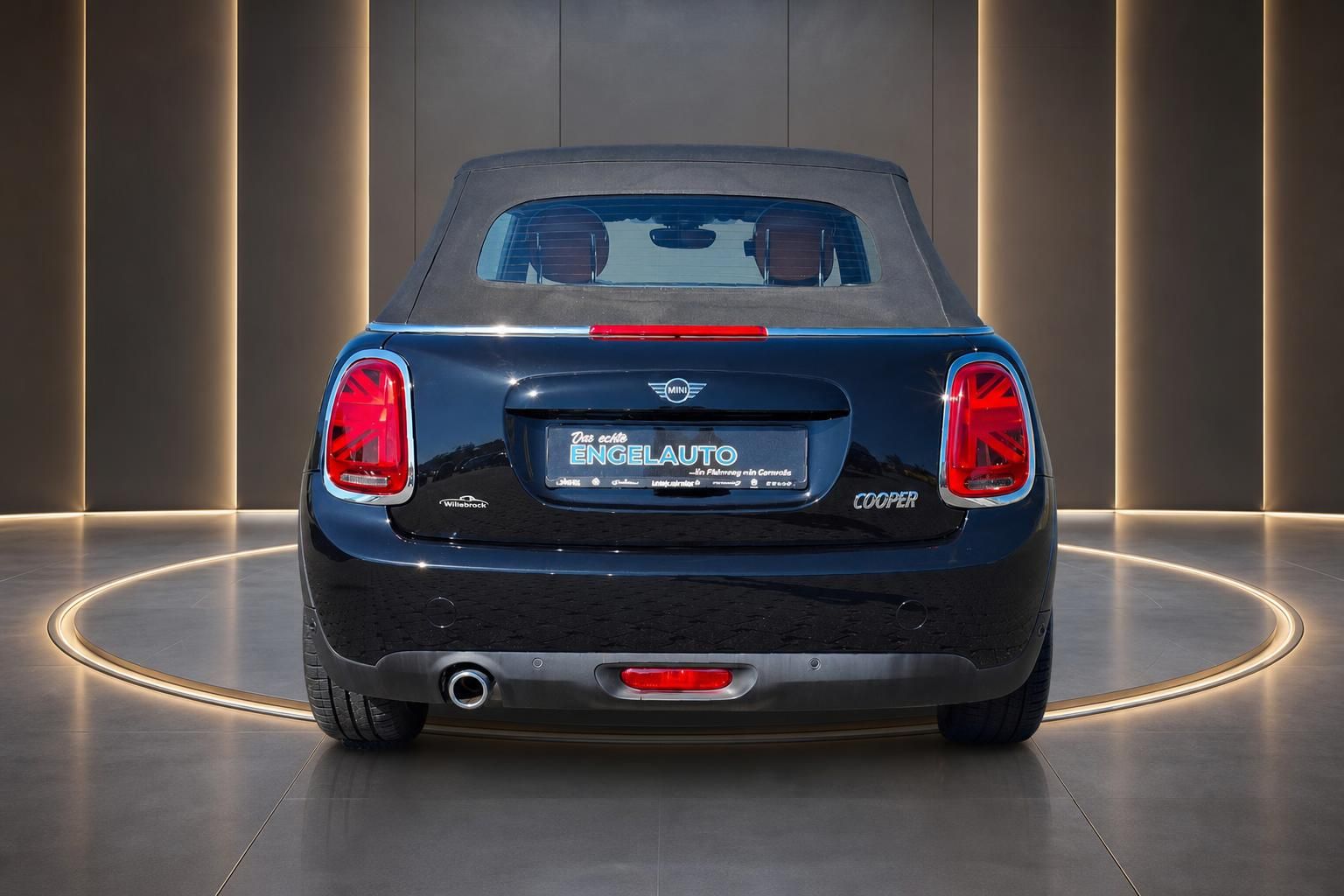 MINI Cooper Cabrio in Midnight Black - Heckansicht mit geschlossenem Verdeck