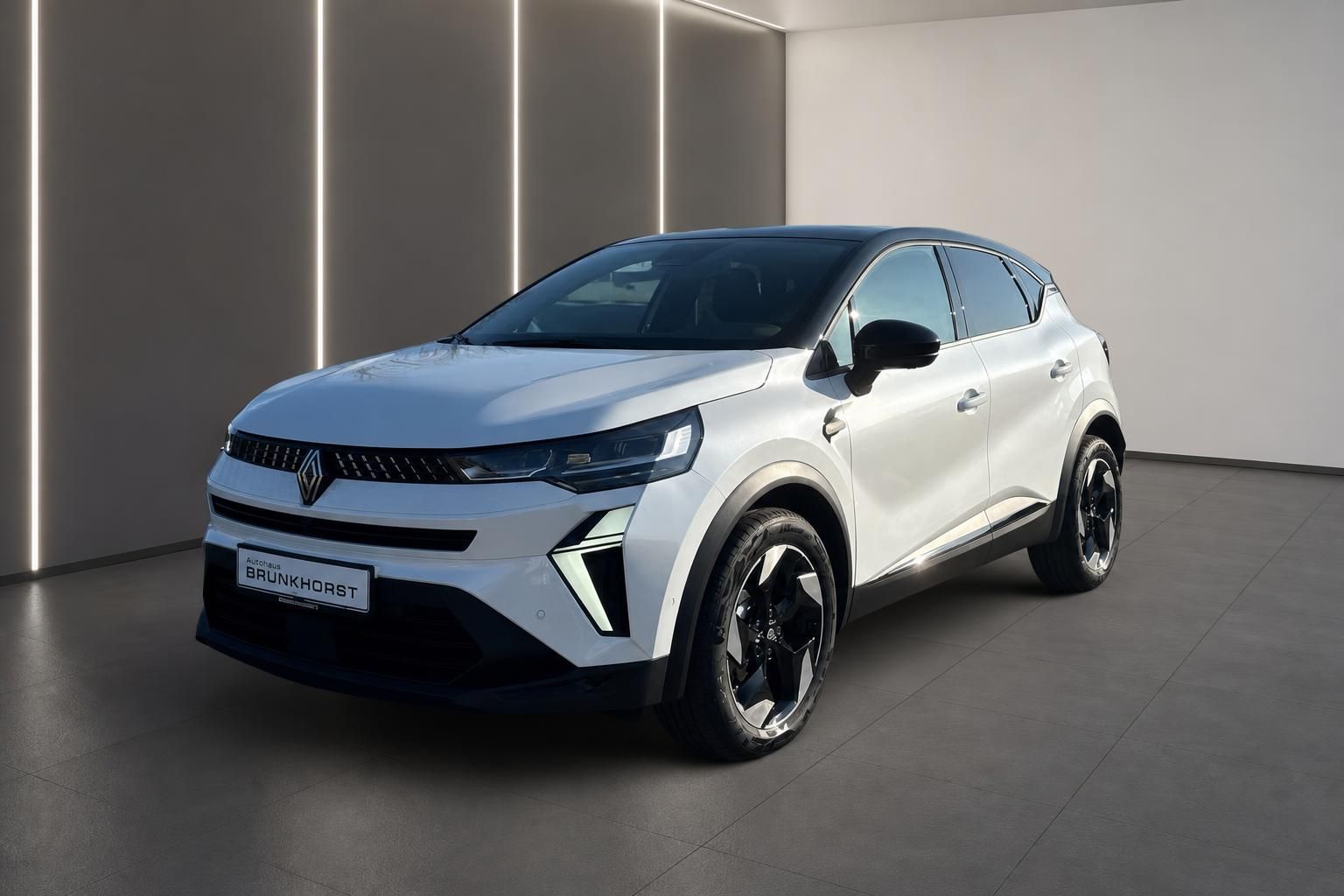 Renault Captur weißer Kompakt-SUV Frontansicht im modernen Autohaus-Showroom