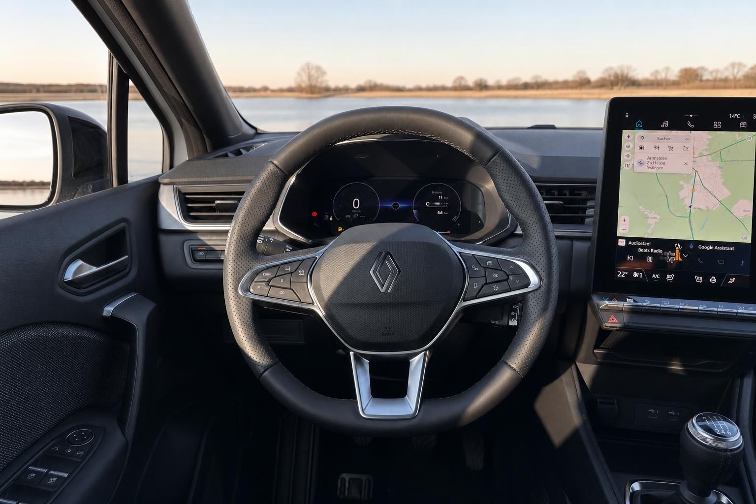 Renault Fahrzeug Cockpit mit Lenkrad, Tacho und Touchscreen-Infotainment System