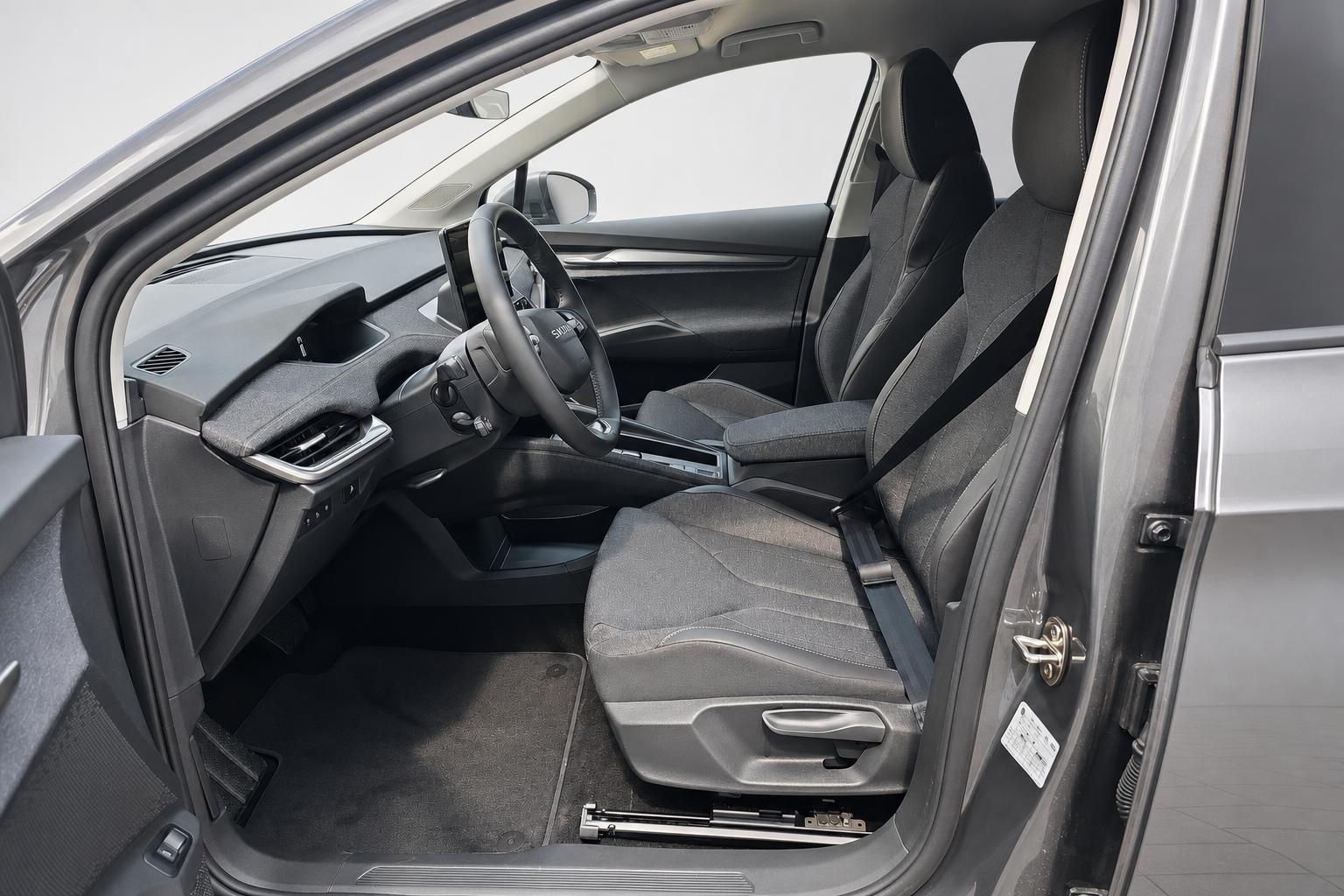 Skoda Elroq Innenraum mit Blick auf Fahrersitz und Cockpit