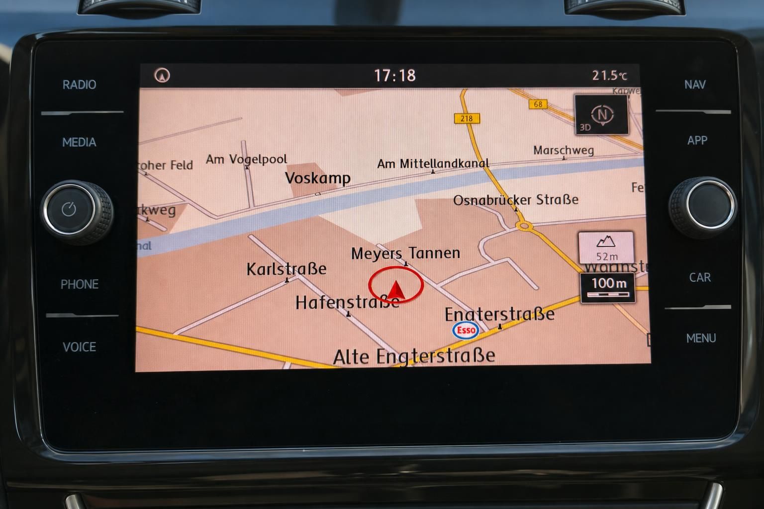 Navigationssystem Display mit Kartendarstellung von Osnabrueck und Routenfuehrung