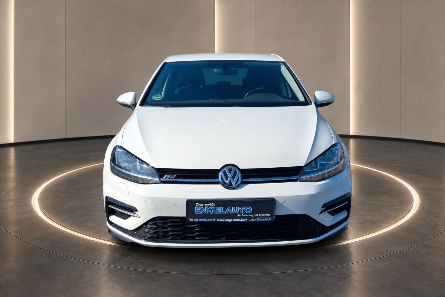 Weißer Volkswagen Golf R Frontansicht mit LED-Scheinwerfern im Showroom
