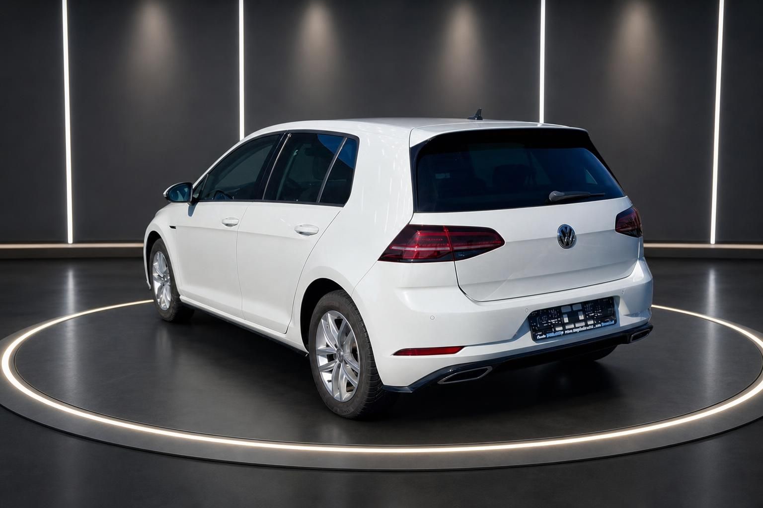 Weißer Volkswagen Golf Seitenansicht hinten mit Kennzeichen auf Drehbühne