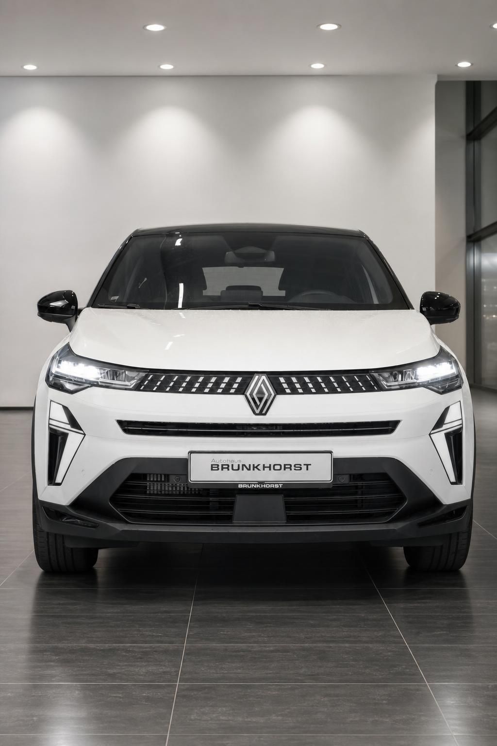 Renault Rafale weiss Frontansicht im Autohaus Brunkhorst – SUV mit LED-Scheinwerfern