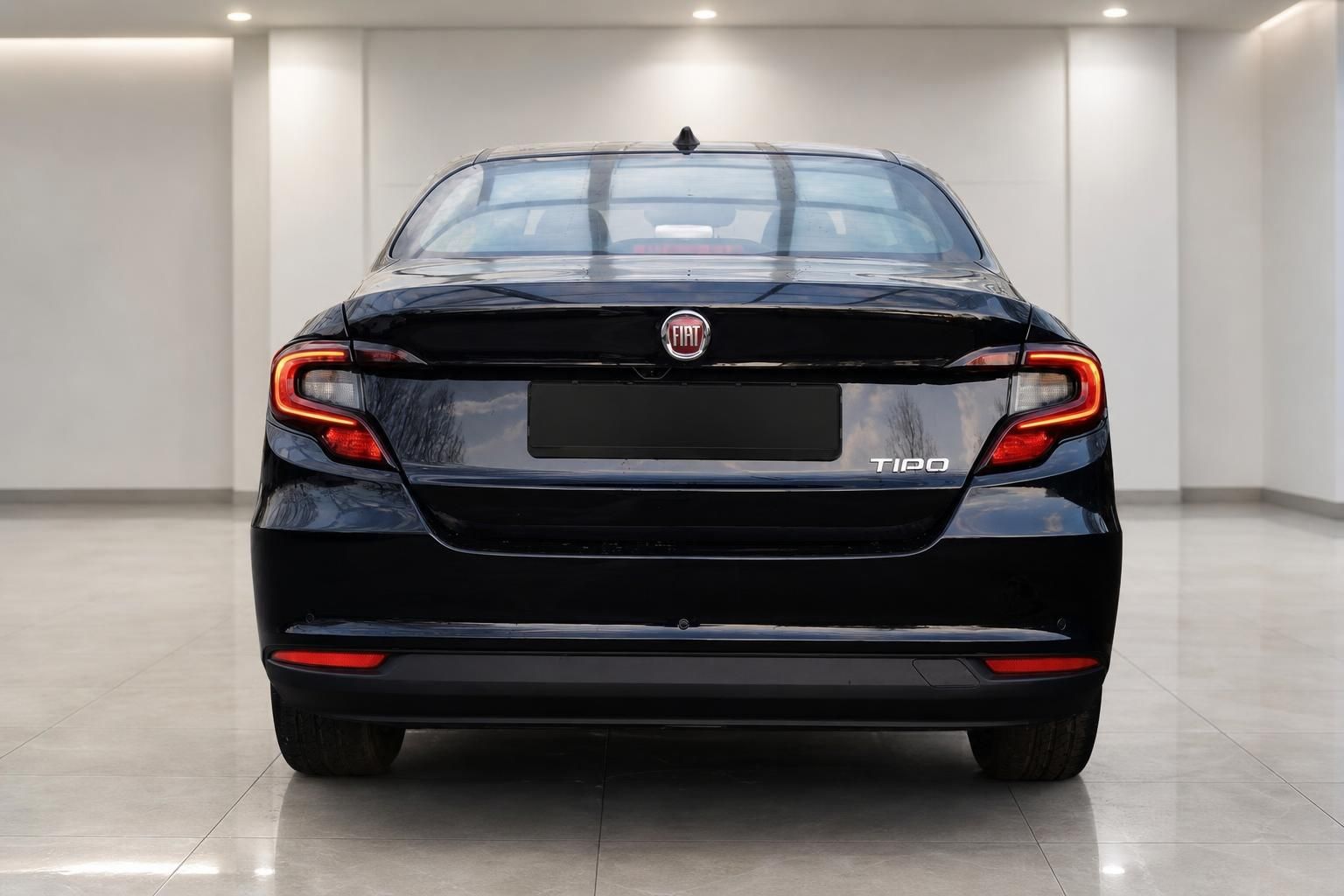 Fiat Tipo Limousine schwarz Heckansicht mit LED-Rückleuchten und Tipo-Schriftzug