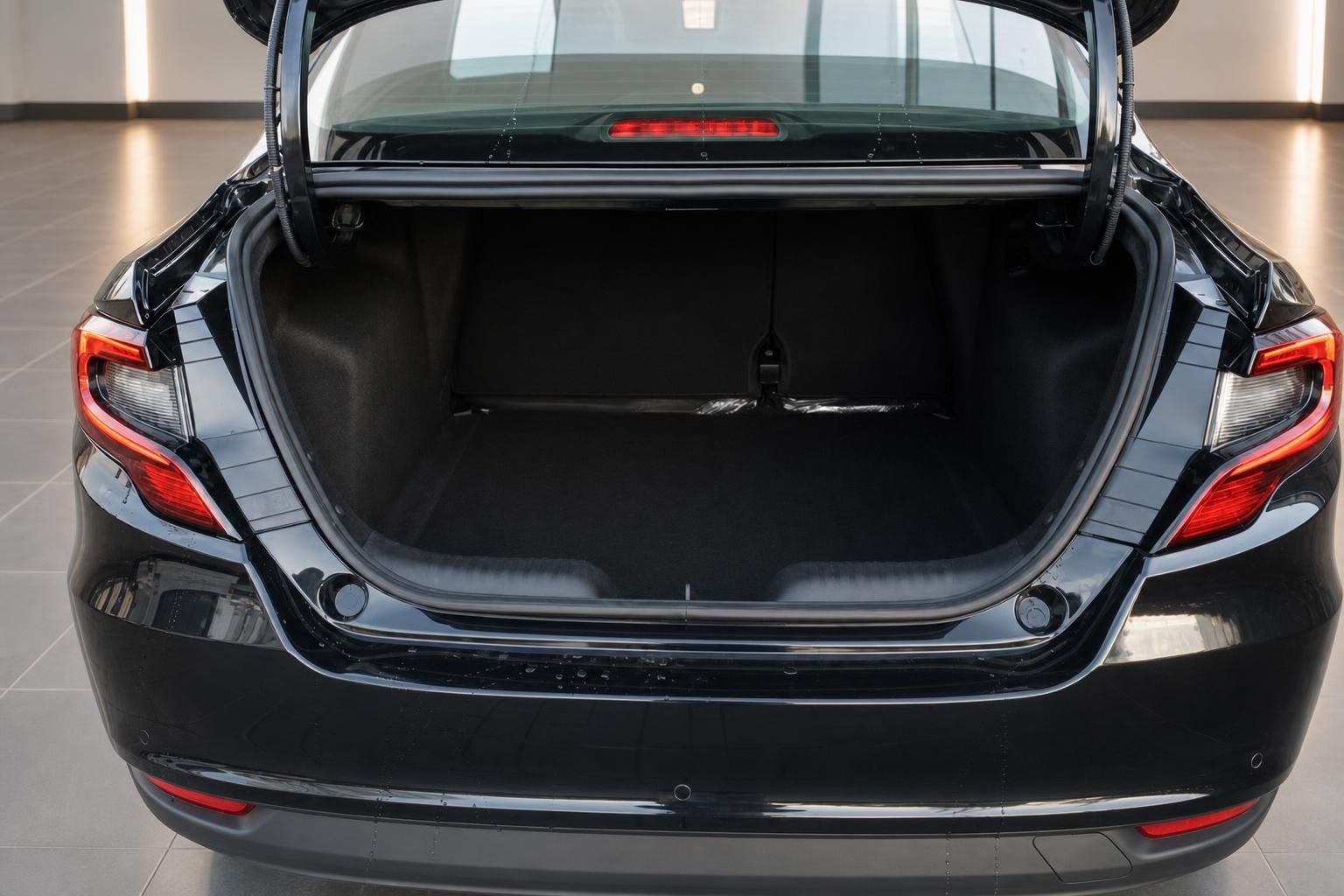 Fiat Tipo Limousine schwarzer geöffneter Kofferraum mit großem Ladevolumen