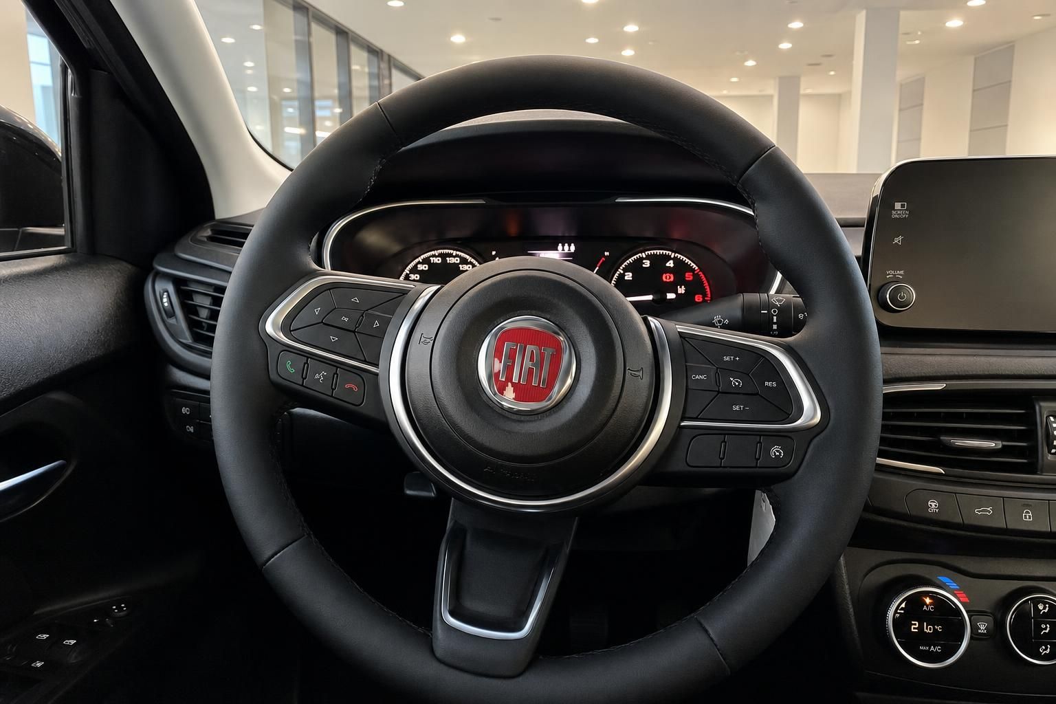 Fiat Tipo Lenkrad mit Multifunktionstasten, Fiat-Logo und digitales Kombiinstrument