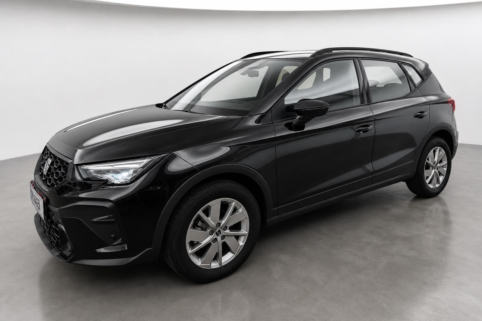 SEAT Arona schwarz, Frontansicht schraeg im Studio