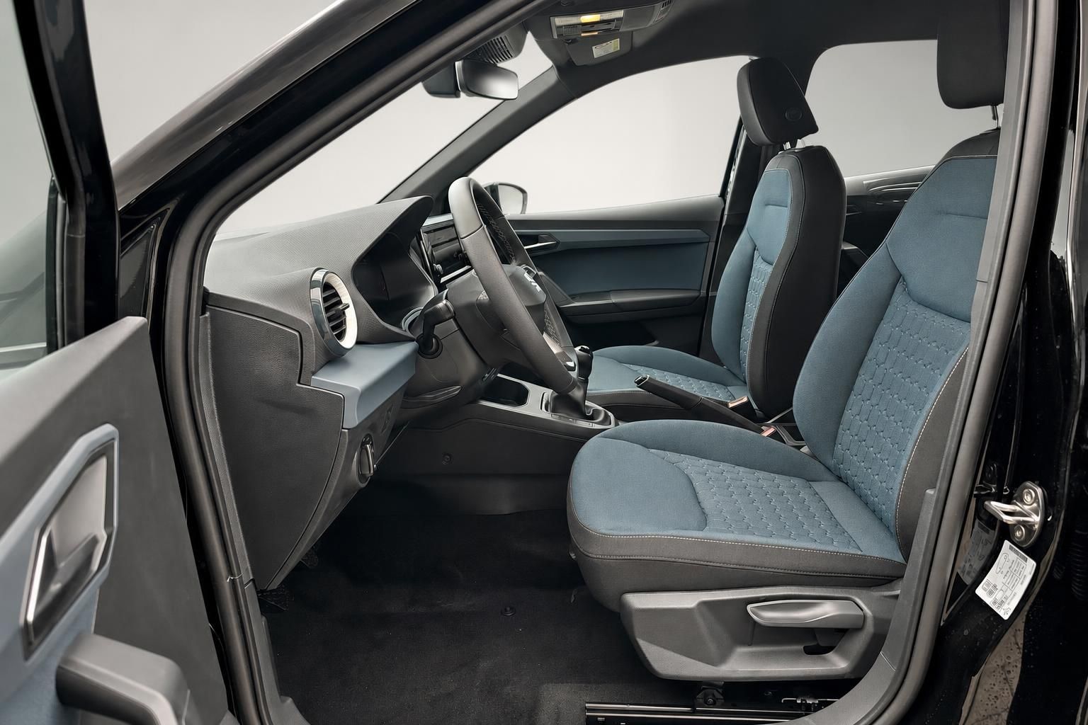SEAT Arona Innenraum mit blauen Stoffsitzen und Cockpit