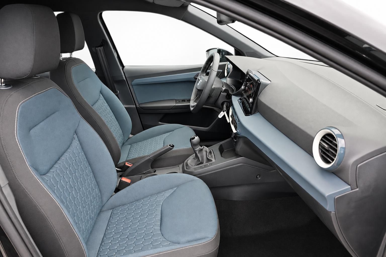 SEAT Arona Innenraum Vordersitze und Armaturenbrett Seitenansicht