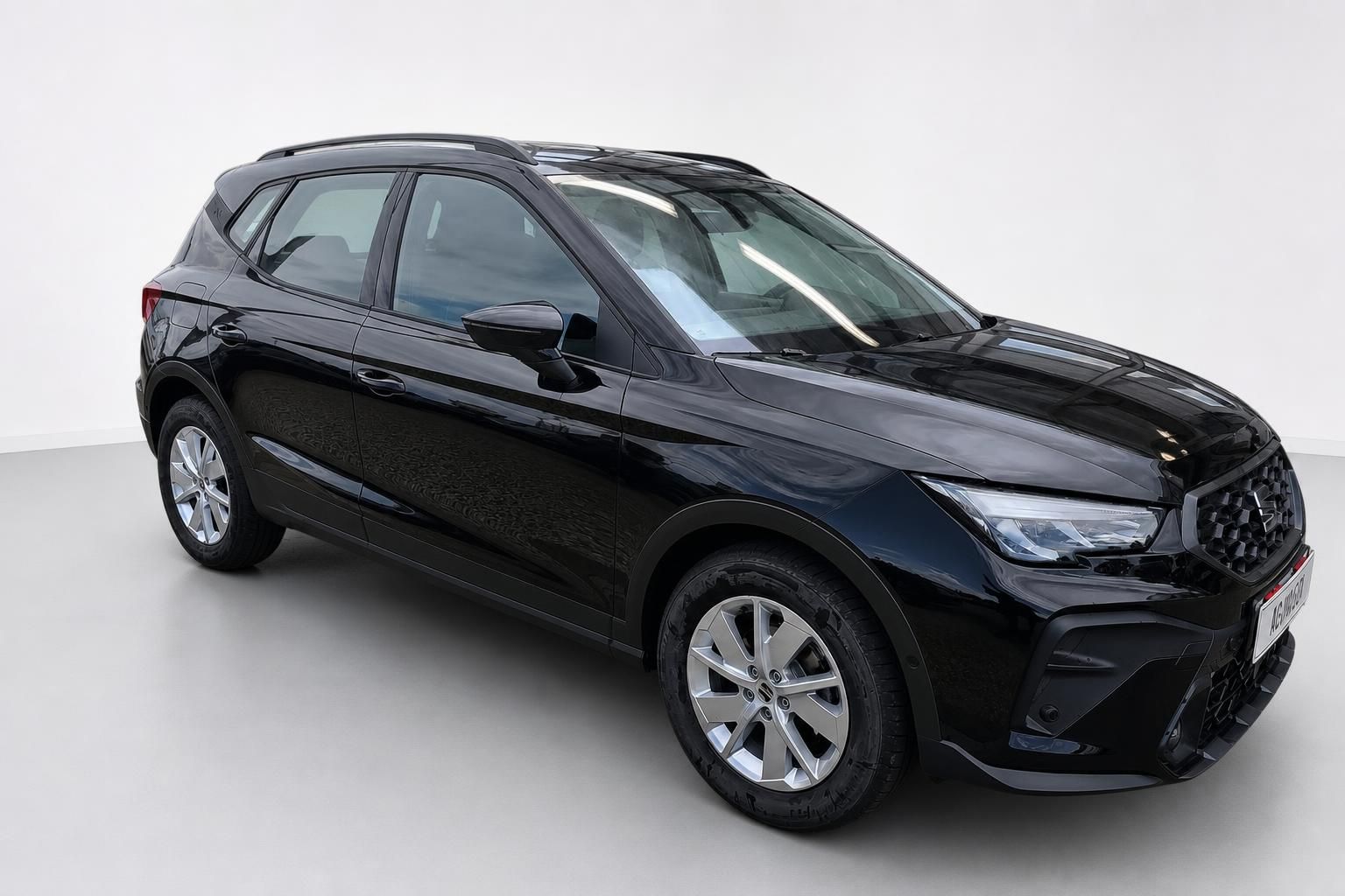 Seat Arona schwarz Frontansicht SUV Studiofoto