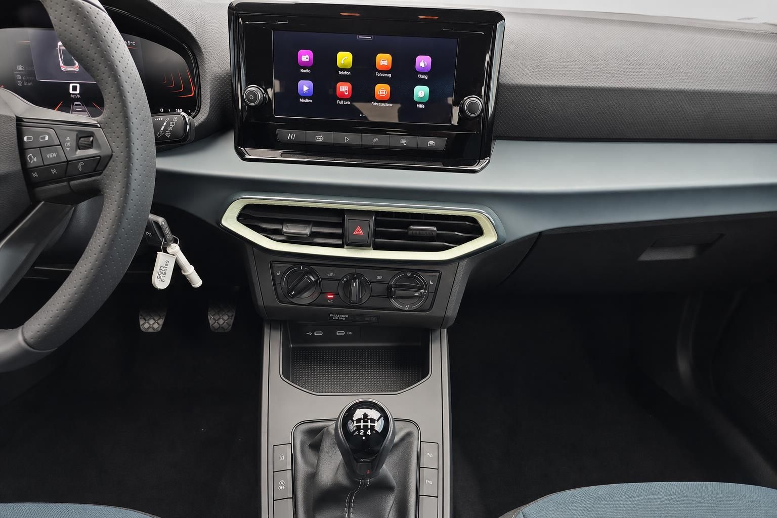 SEAT Arona Mittelkonsole mit Infotainment und Schaltknauf