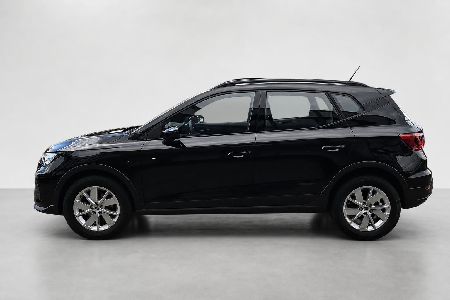 Seat Arona schwarz Seitenansicht SUV Studioaufnahme