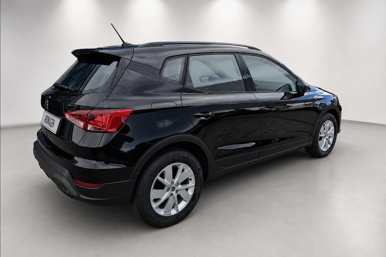 SEAT Arona schwarz Heckansicht seitlich mit Alufelgen