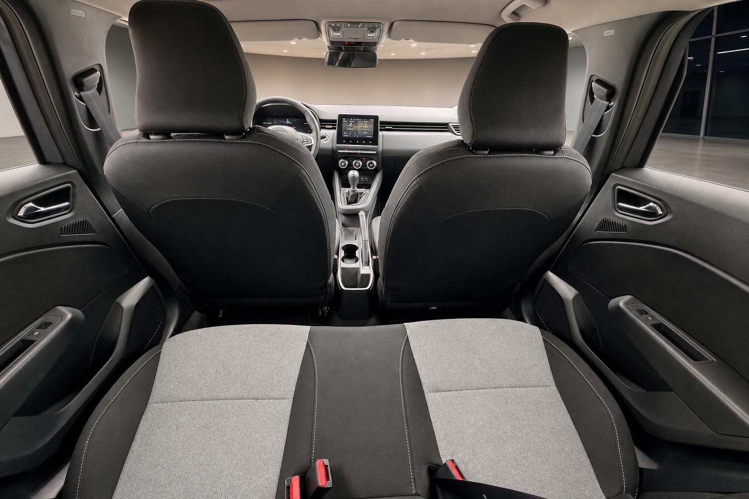 PKW Innenraum von hinten – Vordersitze, Mittelkonsole mit Schalthebel und Touchscreen-Display