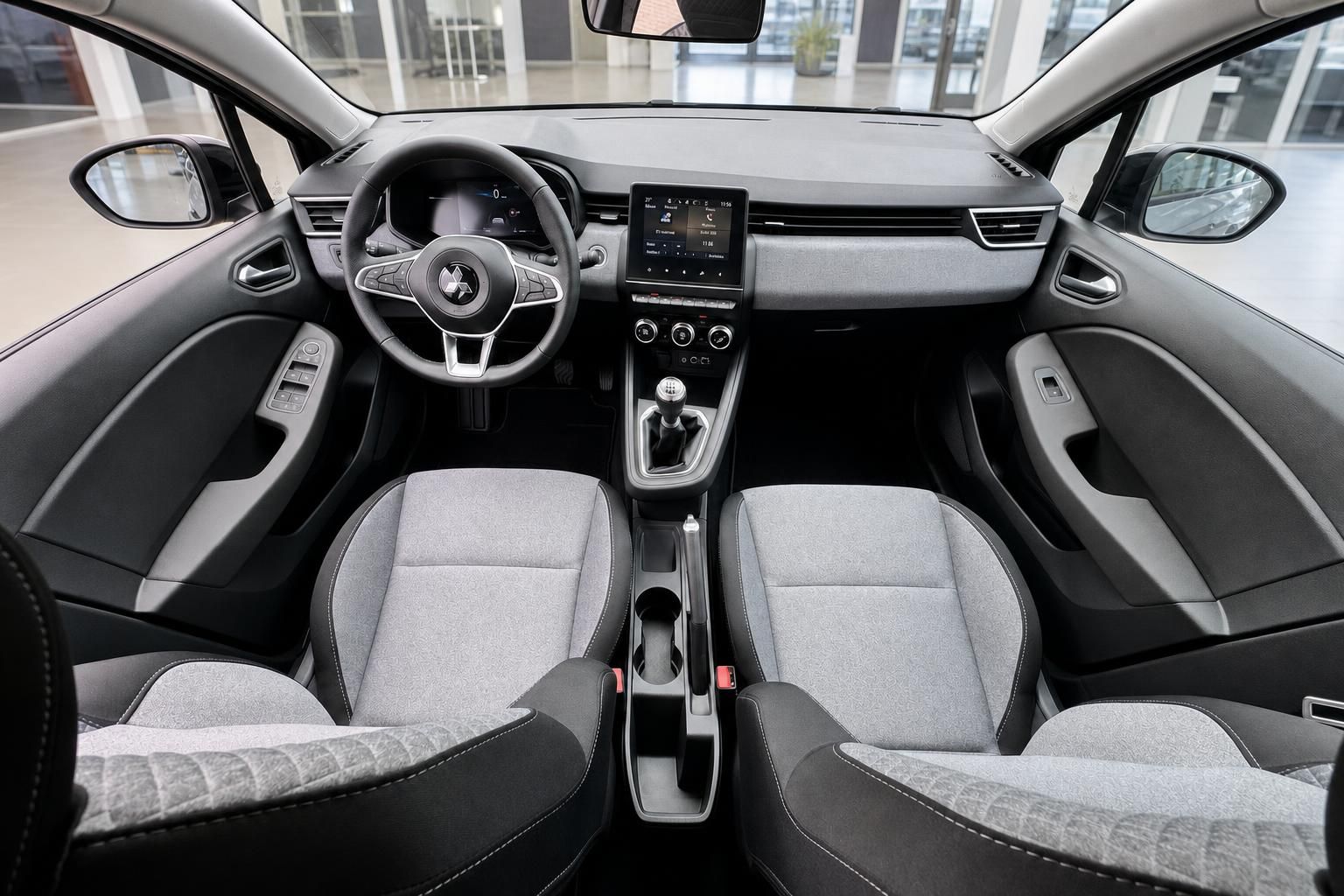 Fahrzeug Cockpit – Lenkrad, Armaturenbrett, Touchscreen und Schaltgetriebe im Innenraum
