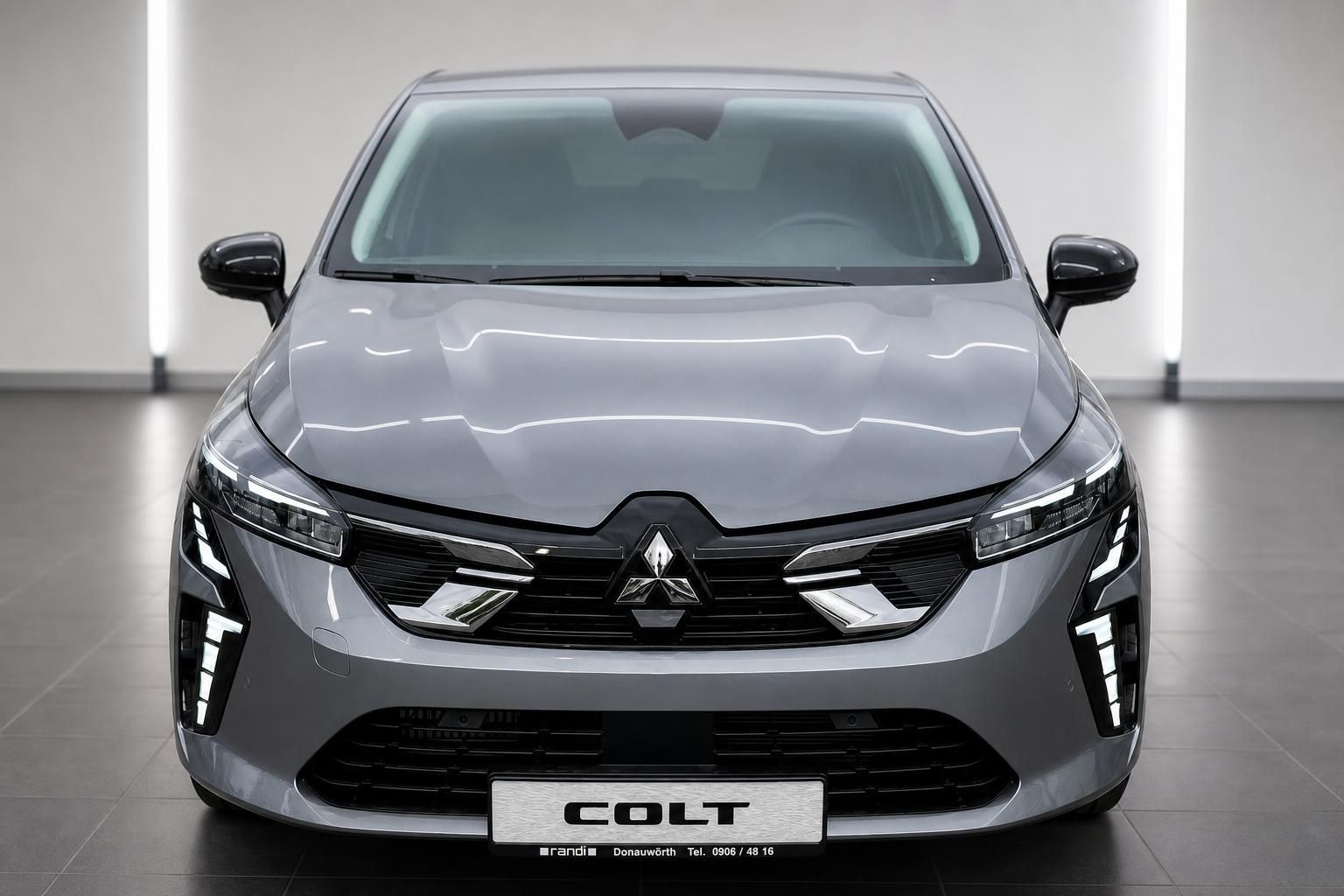 Mitsubishi Colt grau Frontansicht im Autohaus – LED-Tagfahrlicht und Mitsubishi-Logo
