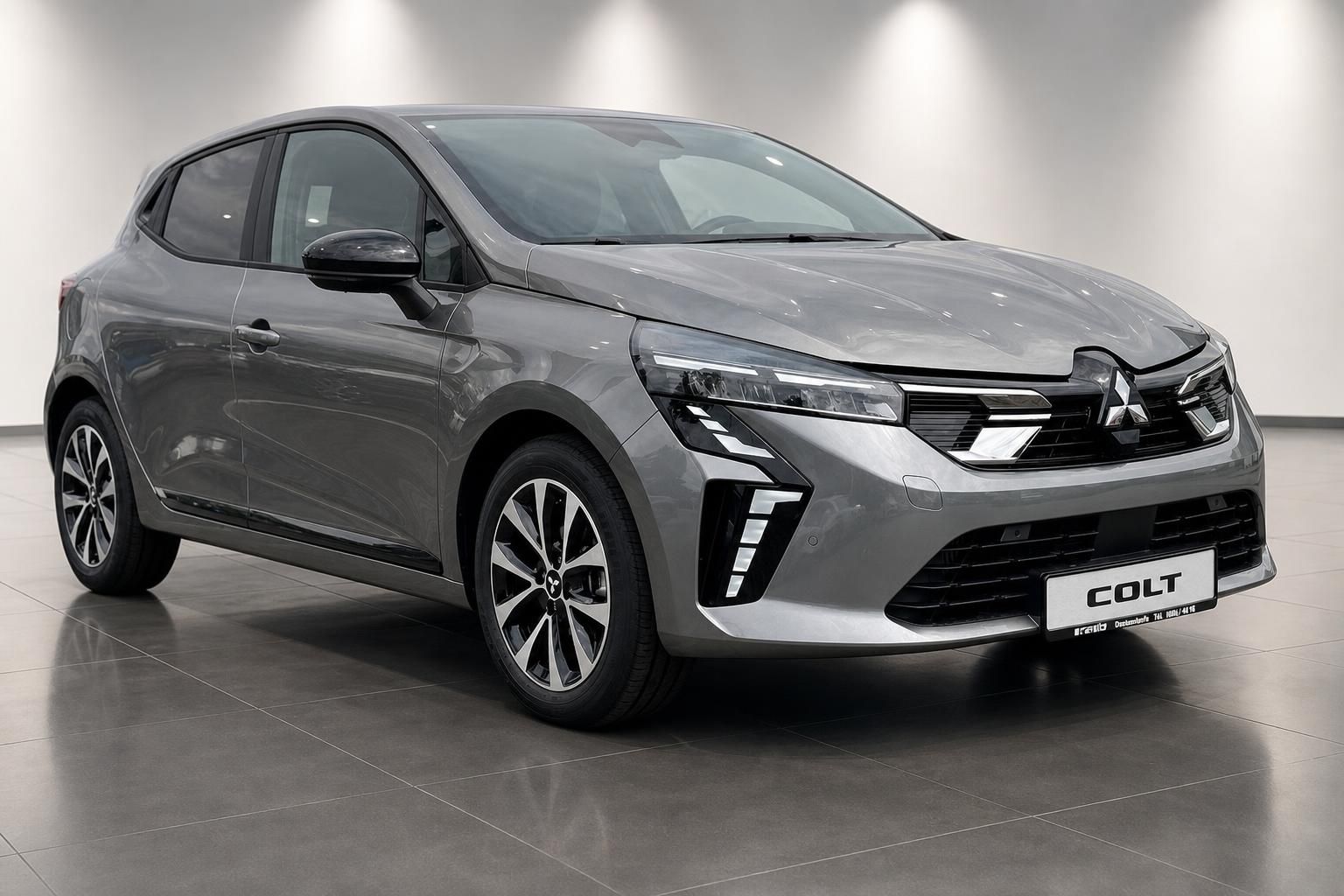 Mitsubishi Colt grau Schrägansicht vorne links im Autohaus – Kleinwagen Neufahrzeug