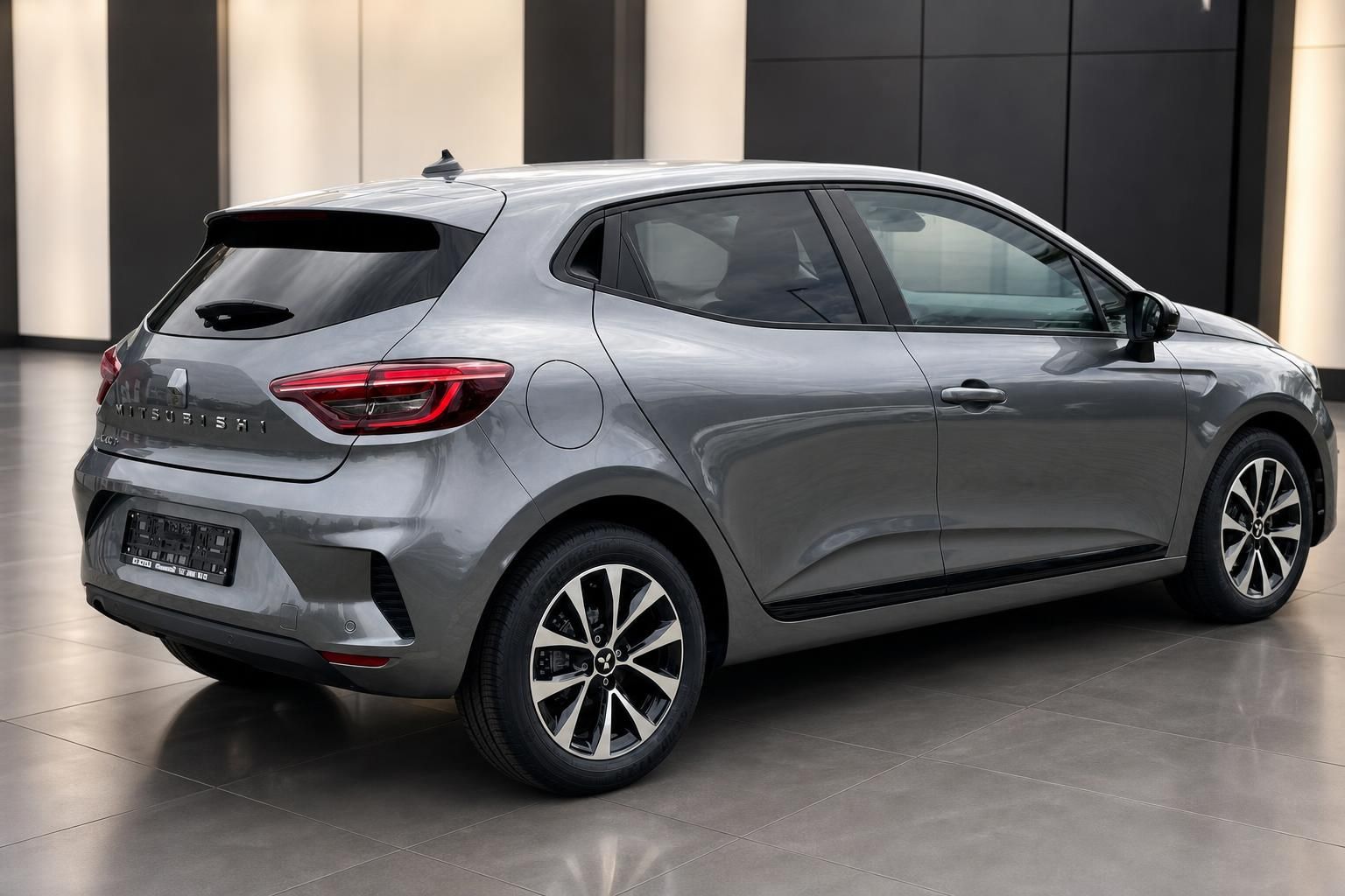 Mitsubishi Colt grau Heckansicht schräg rechts im Showroom