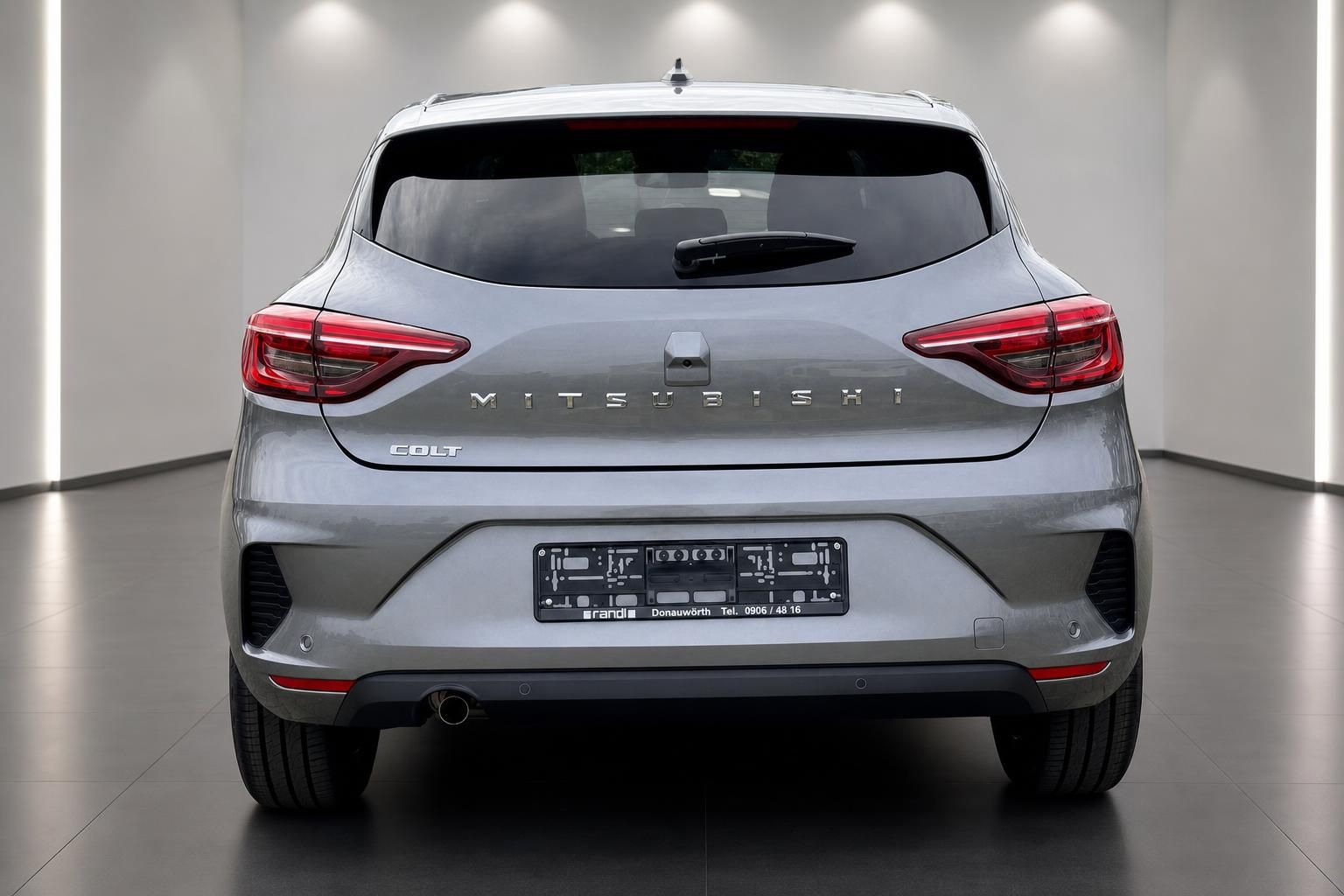 Mitsubishi Colt grau Heckansicht gerade im Showroom