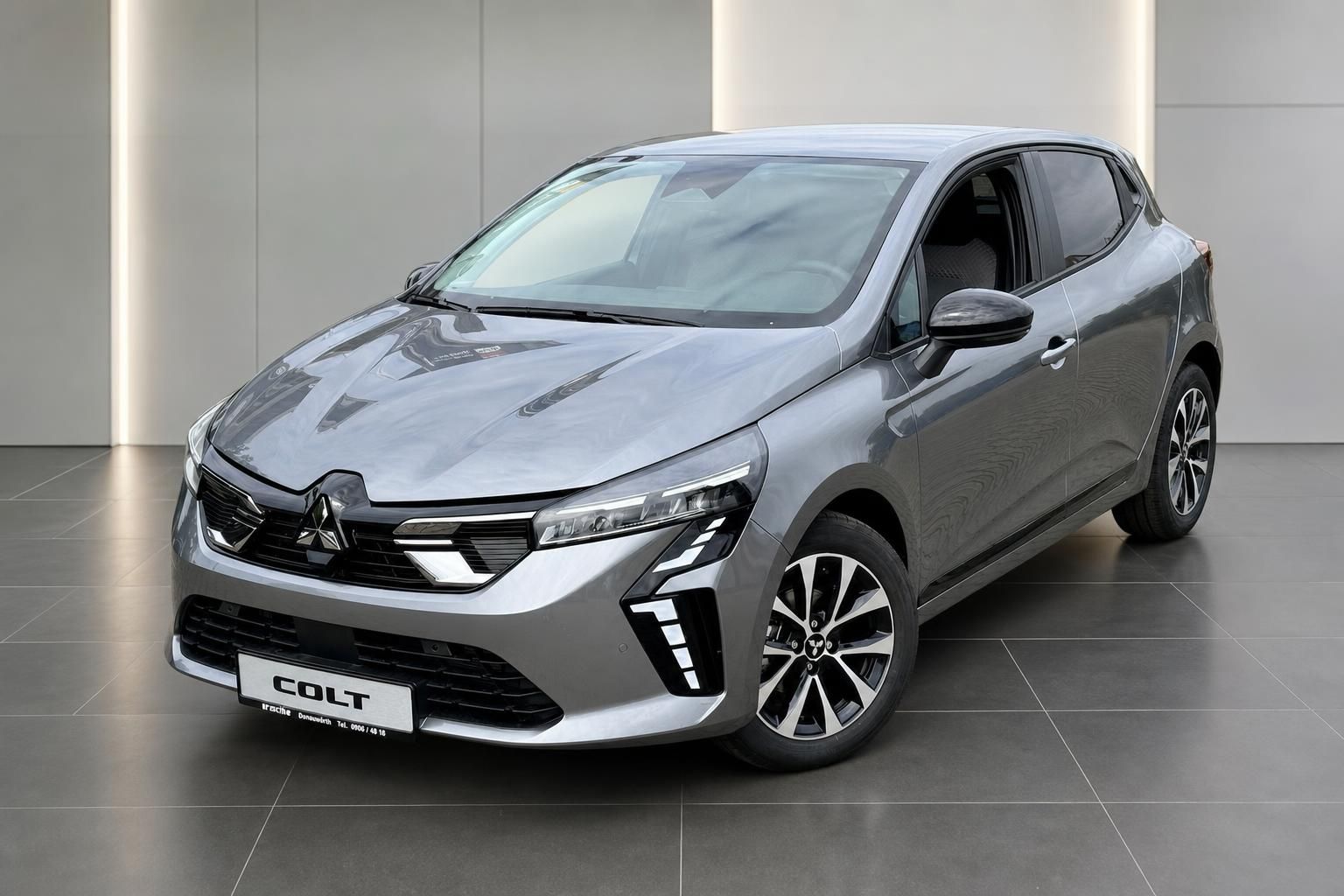 Mitsubishi Colt grau Frontansicht schräg links im Autohaus