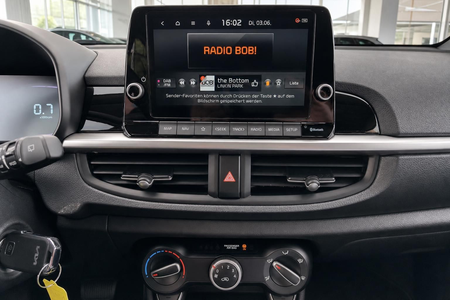 Kia Infotainment Display mit Radio Bob und Klimabedienung im Detail