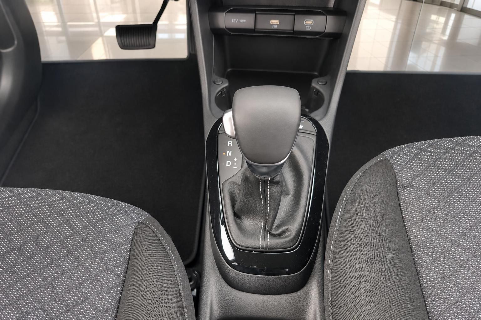 Kia Mittelkonsole mit Automatik-Schalthebel und USB-Anschlüssen im Detail