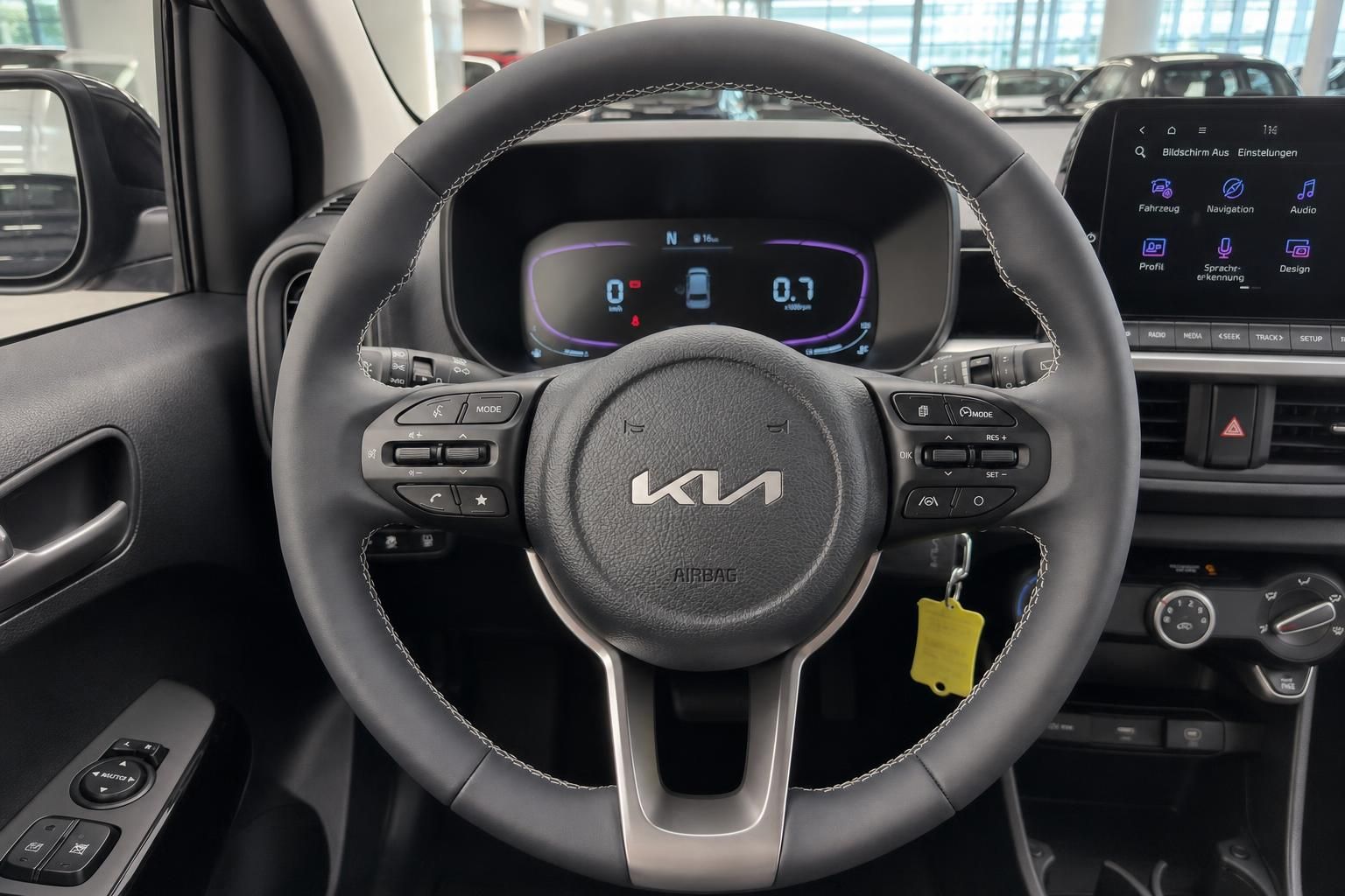 Kia Lenkrad mit Multifunktionstasten und digitalem Cockpit im Innenraum