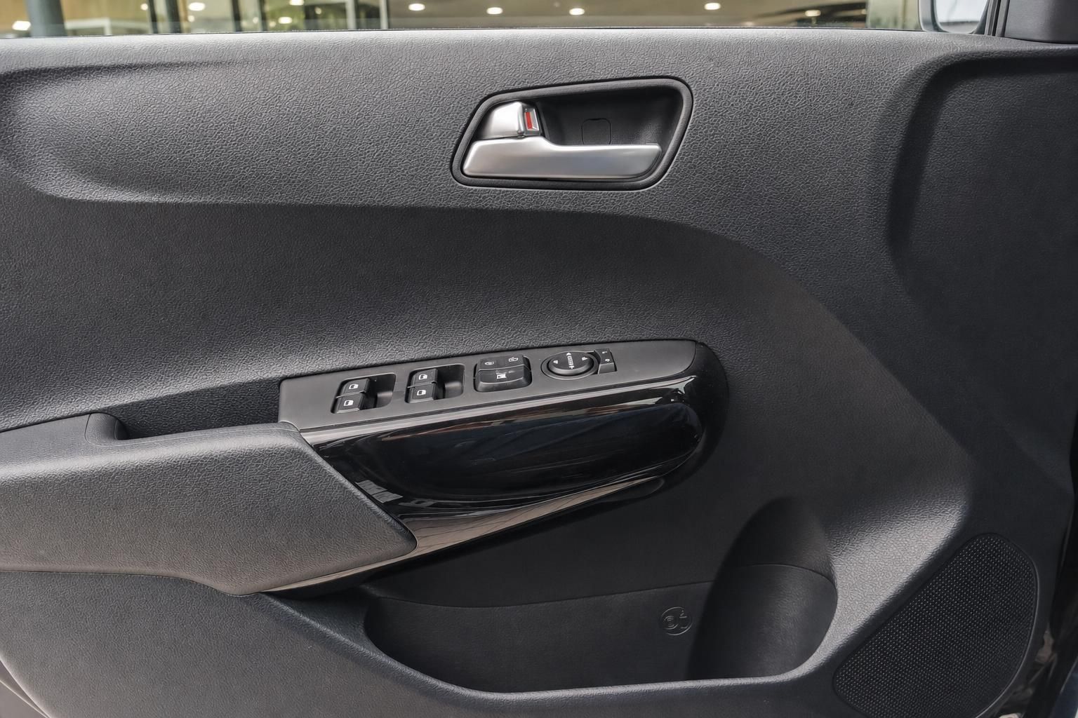 Kia Innenraum: Türverkleidung mit Fensterhebern und Türgriff in Schwarz
