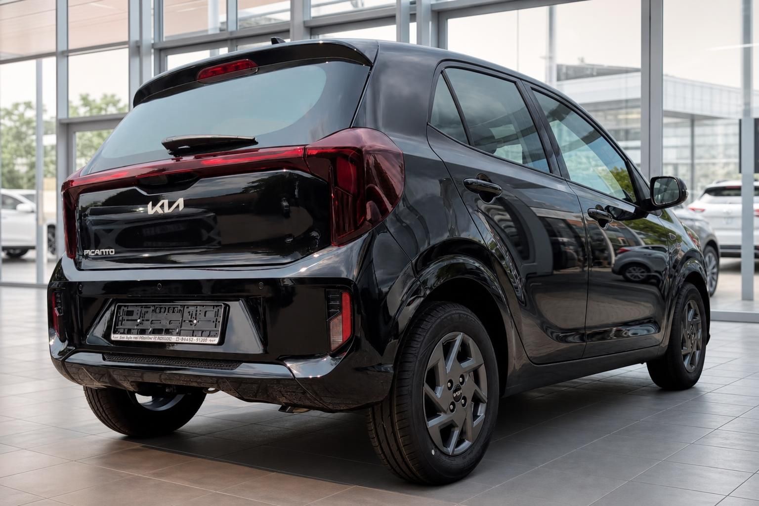 Kia Picanto schwarz Heckansicht seitlich im Showroom
