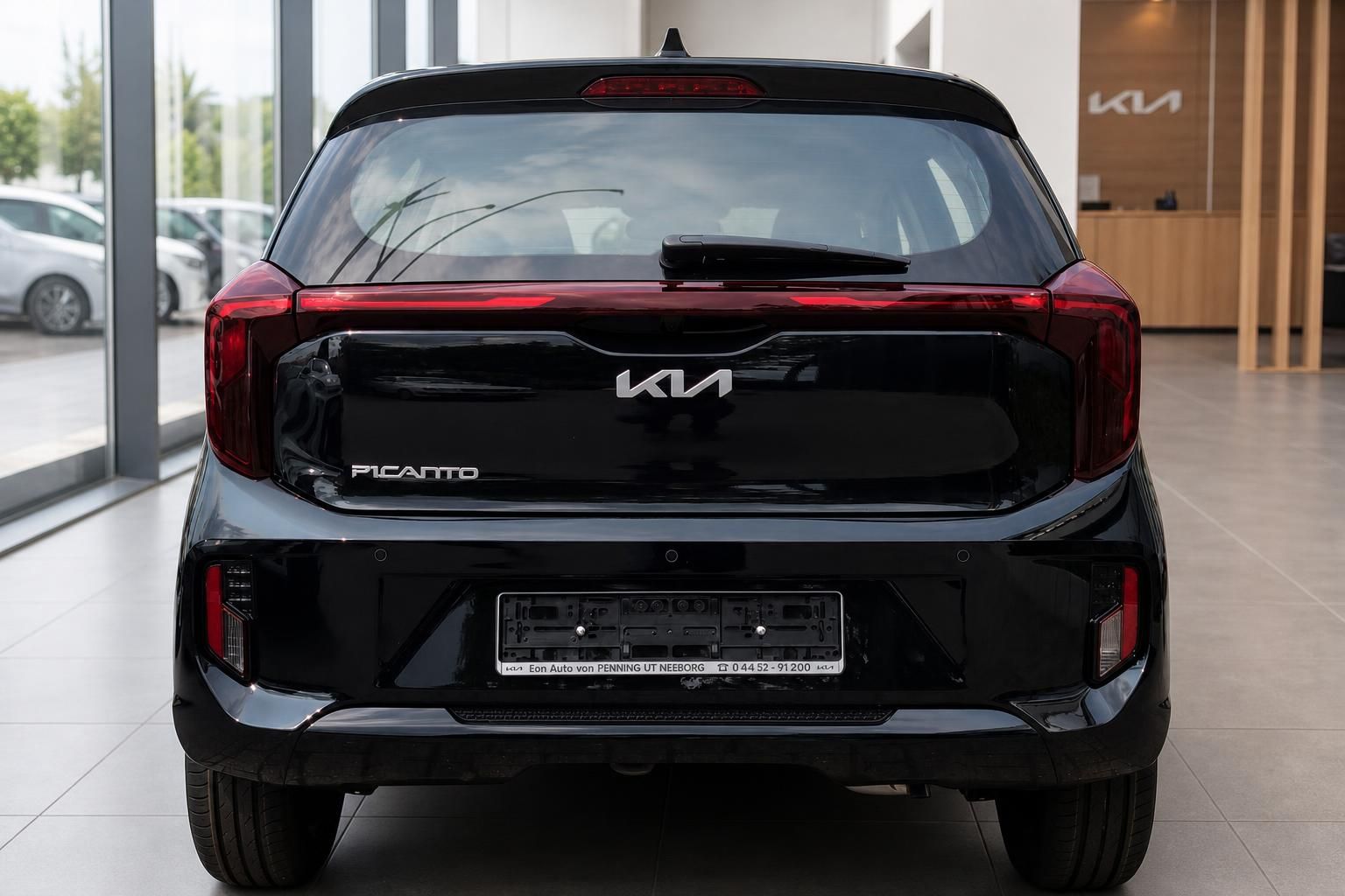 Kia Picanto schwarz Heckansicht frontal im Autohaus