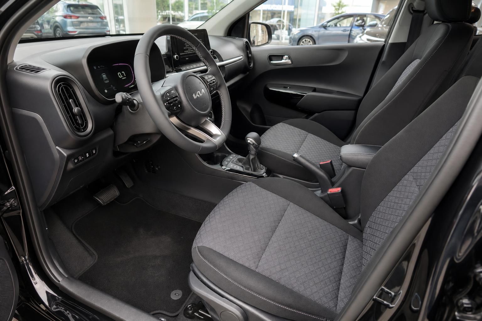 Kia Fahrersitz und Cockpit Ansicht durch geöffnete Fahrertür
