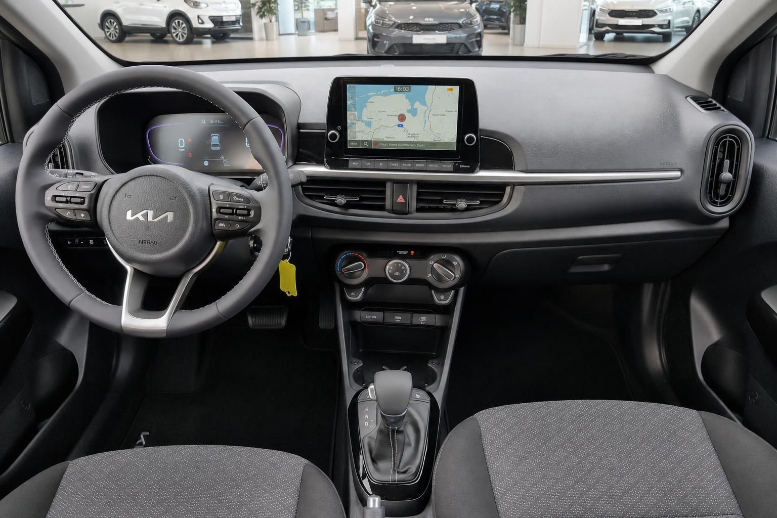 Kia Cockpit mit Lenkrad, Navigationsdisplay und Mittelkonsole