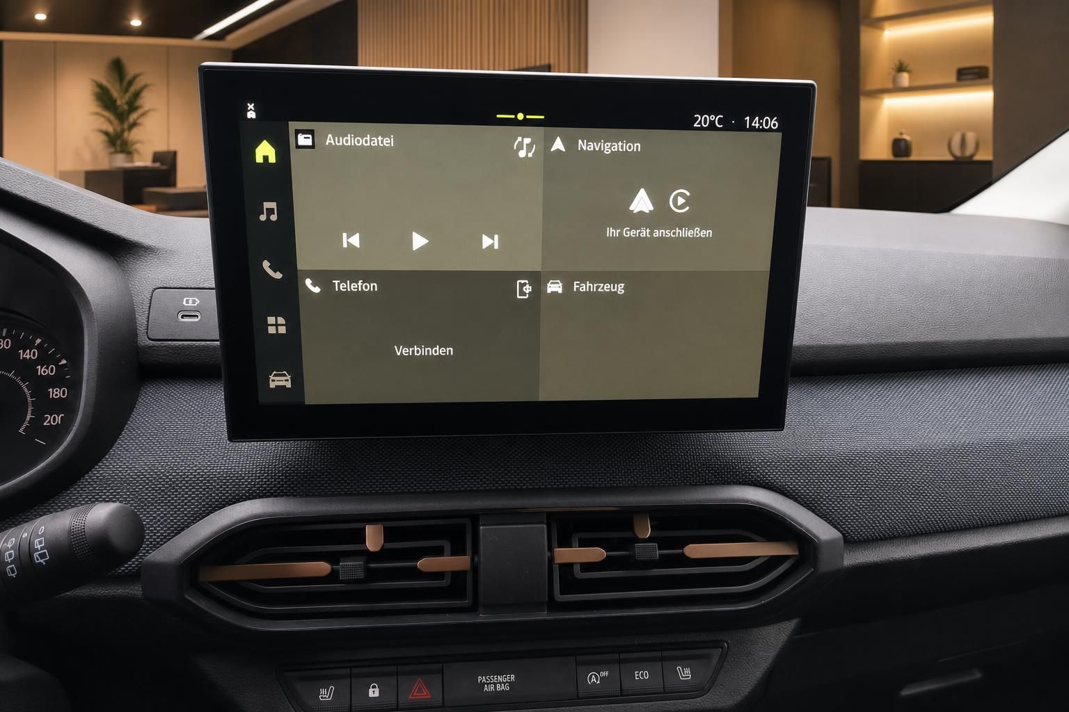 Touchscreen Infotainment-Display im Fahrzeug mit Navigation und Telefon
