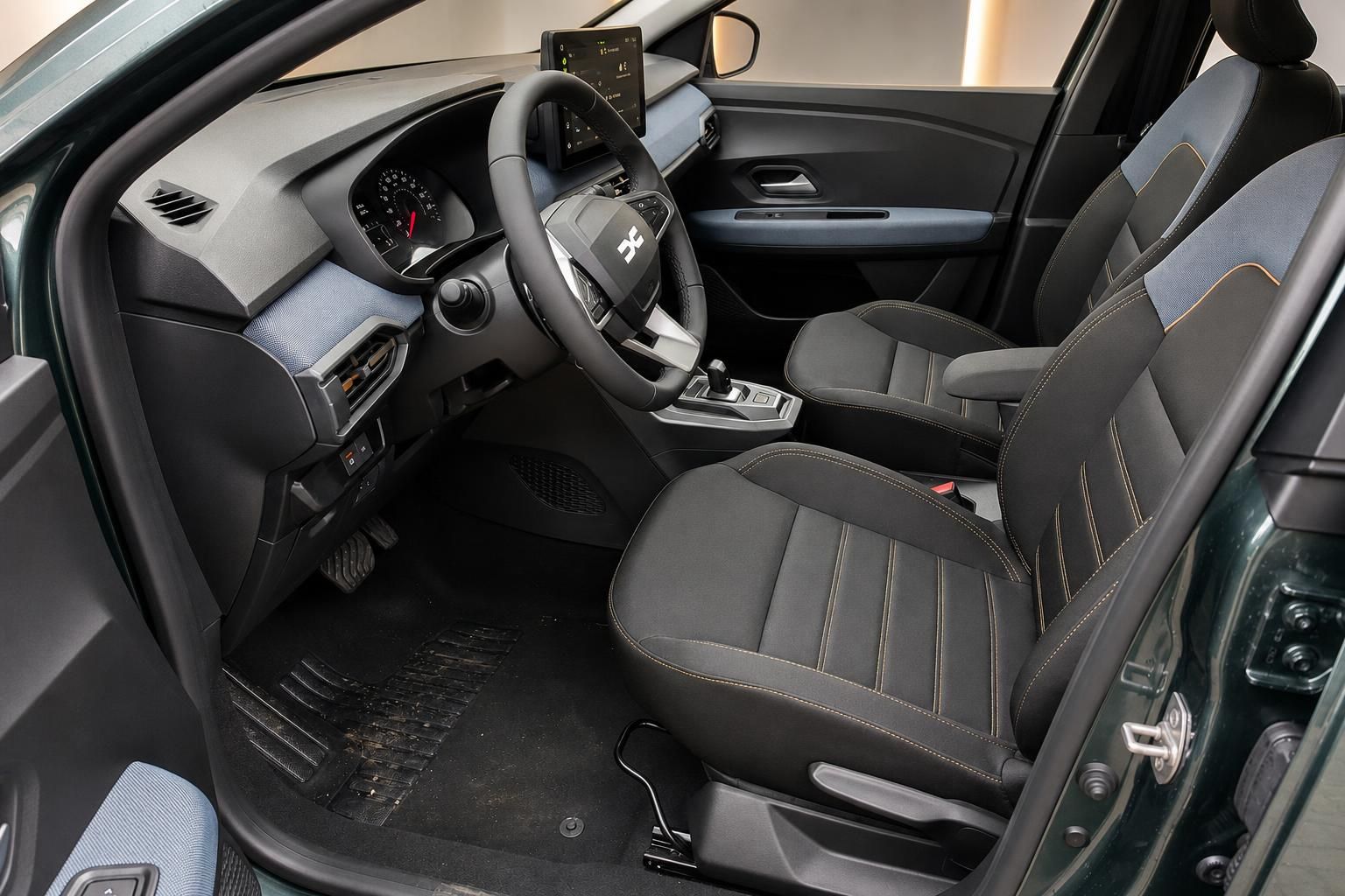 Fahrersitz und Cockpit mit Lenkrad und Schaltung im Dacia Innenraum