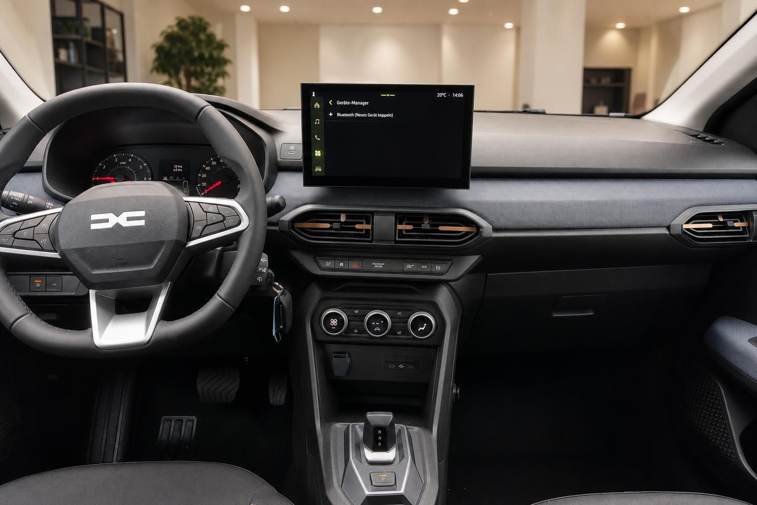 Dacia Sandero Innenraum Cockpit mit Lenkrad und Infotainment-Display