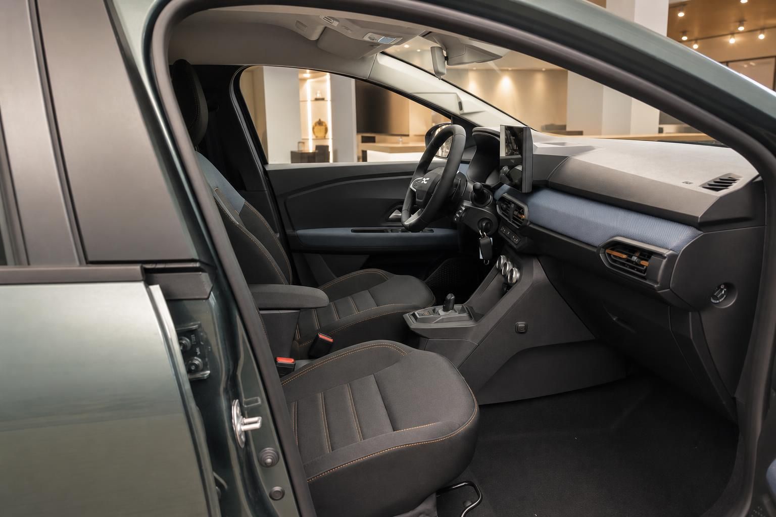 Innenraum Dacia mit schwarzen Sportsitzen und Cockpit im Detail
