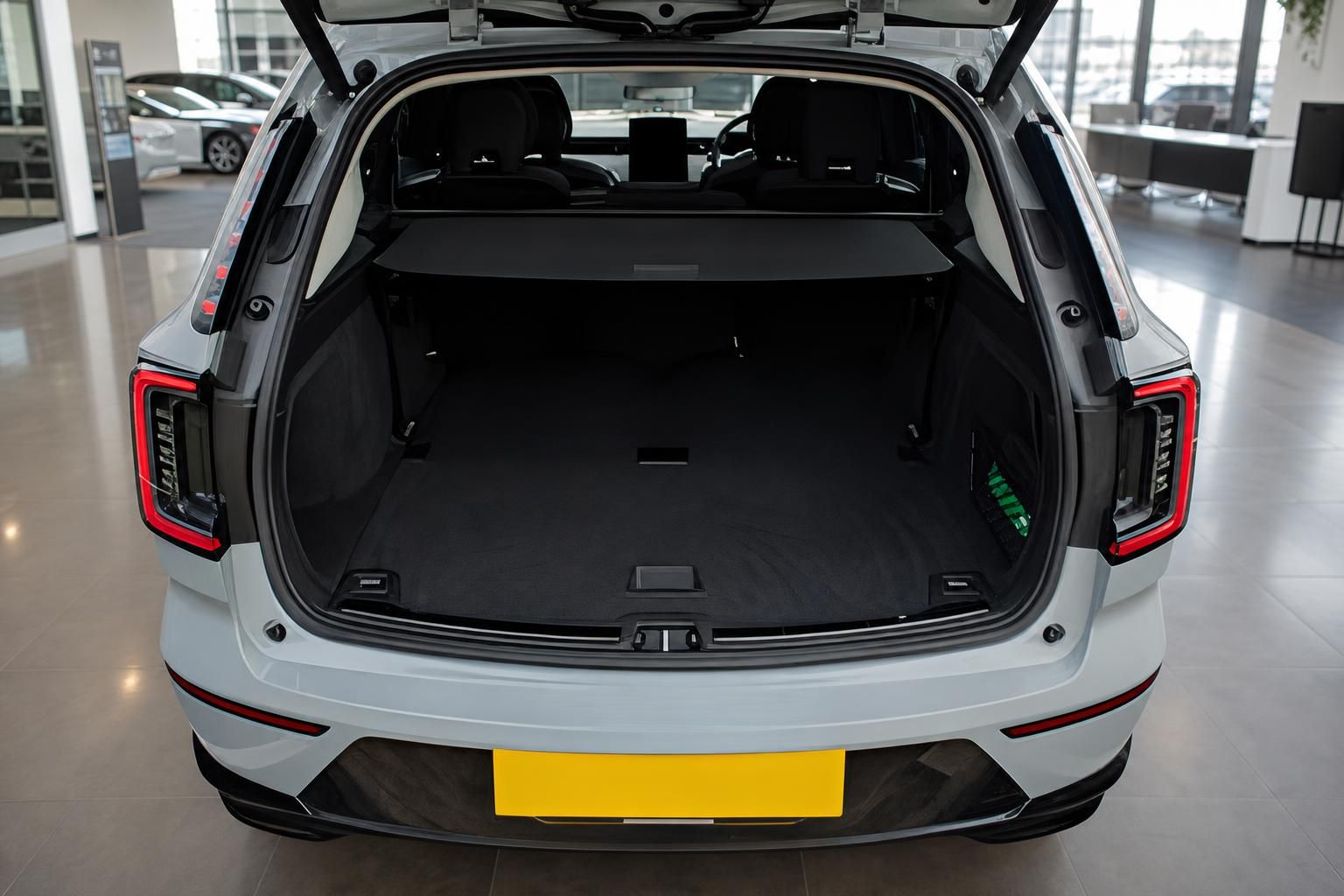 Kofferraum Volvo EX90 weiß mit geöffneter Heckklappe