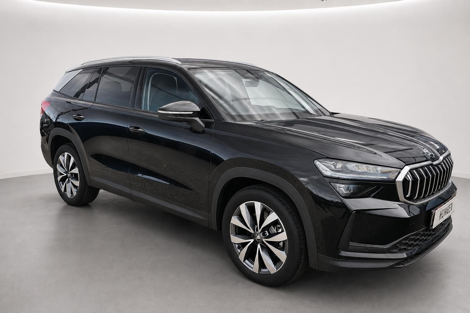 Schwarzer Skoda SUV Frontansicht schraeg im Showroom