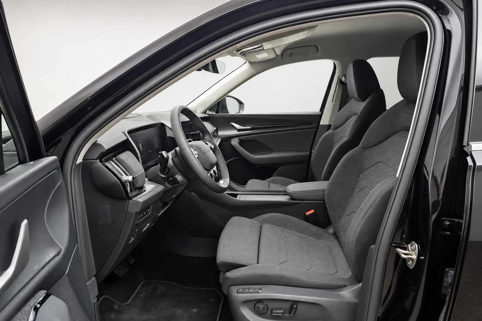 Skoda Fahrzeuginnenraum Blick auf Vordersitze und Lenkrad