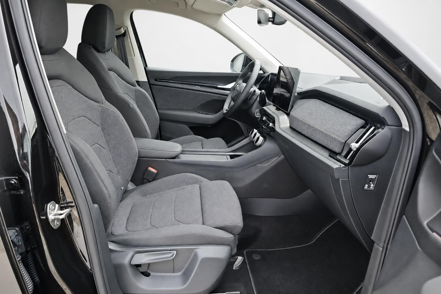 Skoda Innenraum Vordersitze mit geöffneter Tür und Cockpit