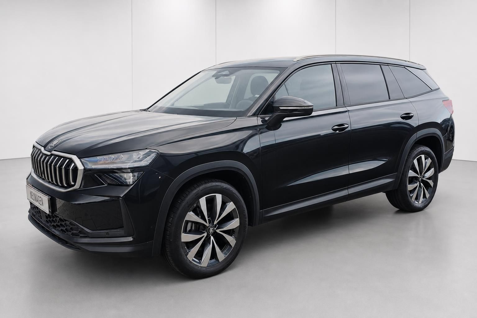 Skoda Kodiaq schwarz Frontansicht schraeg Neuwagen SUV