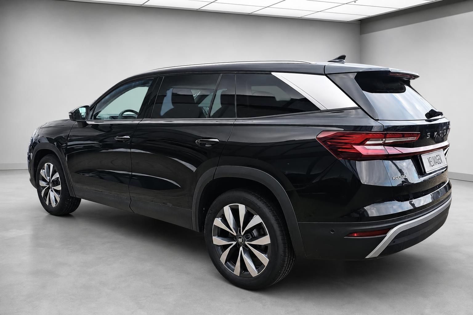 Skoda Kodiaq schwarz Heckansicht schraeg Neuwagen SUV