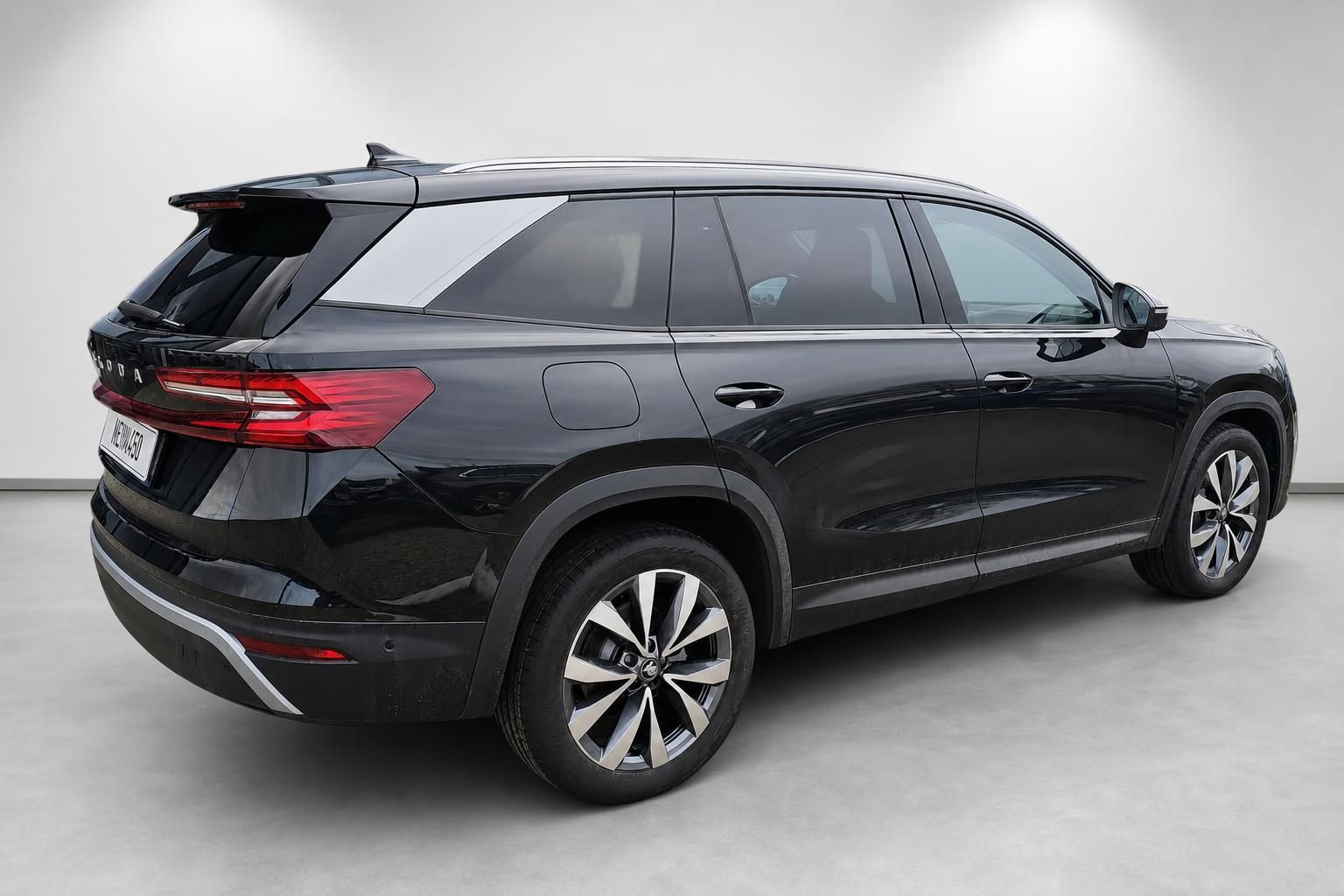 Skoda SUV schwarz, Heckansicht seitlich im Studio