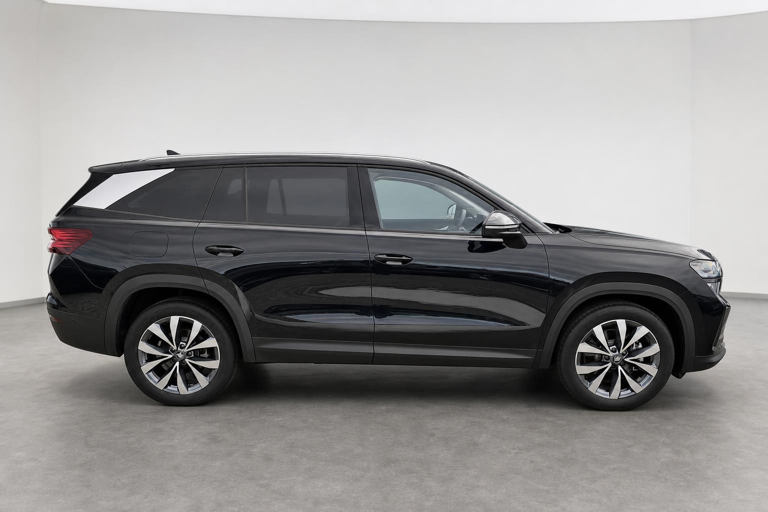 Schwarzer Skoda SUV Seitenansicht im Studio