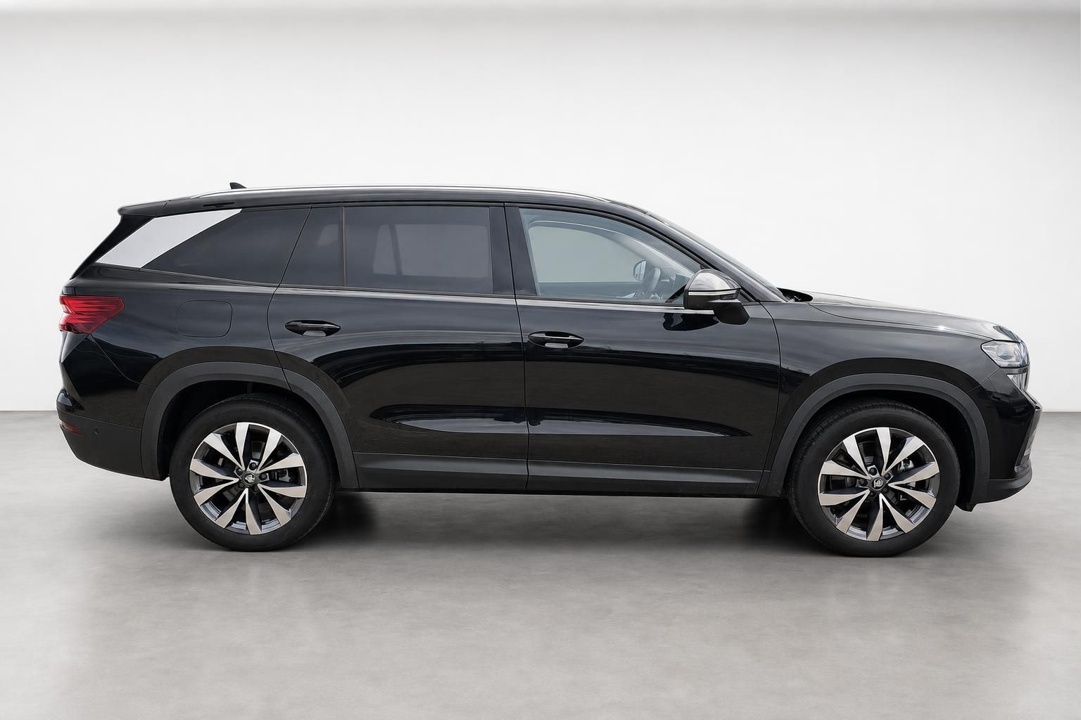 Skoda SUV in Schwarz, Seitenprofil freigestellt