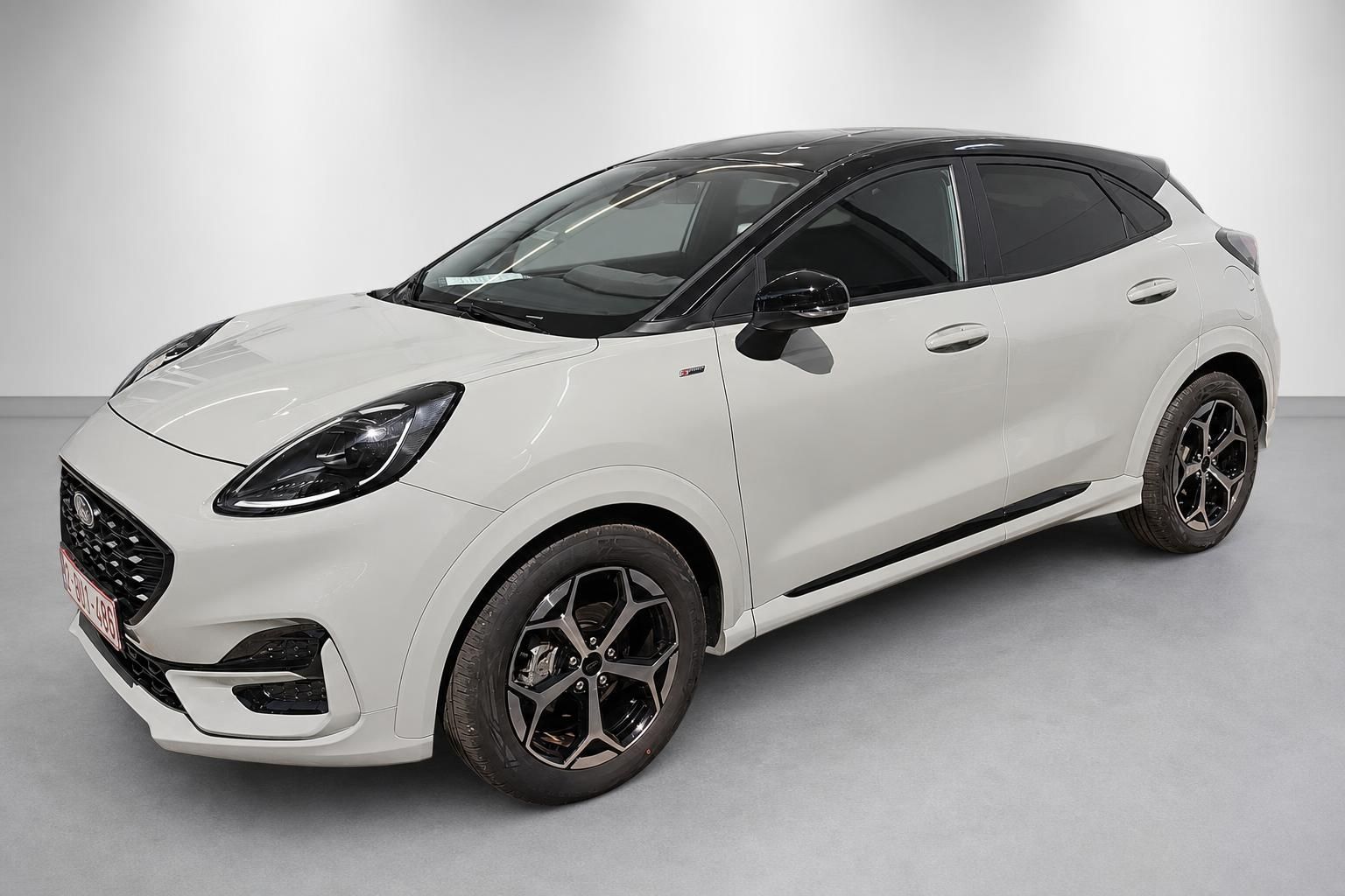 Ford Puma ST-Line weiß mit schwarzem Dach, Frontansicht im Studio
