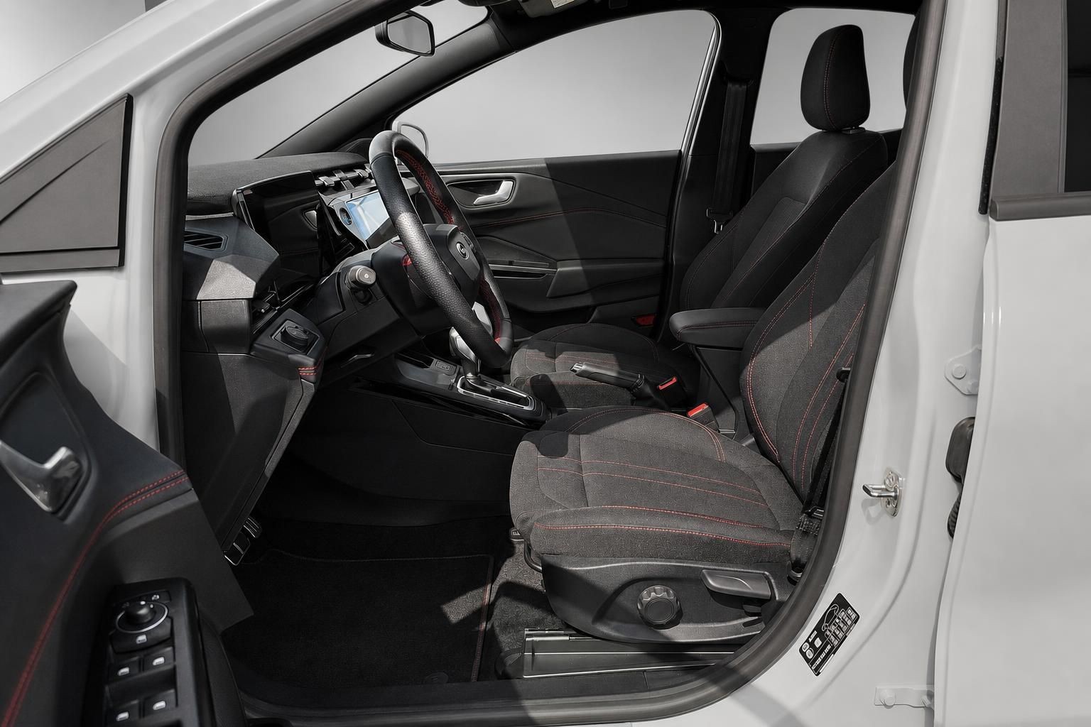 Ford Puma Innenraum mit schwarzen Sportsitzen und roter Ziernaht